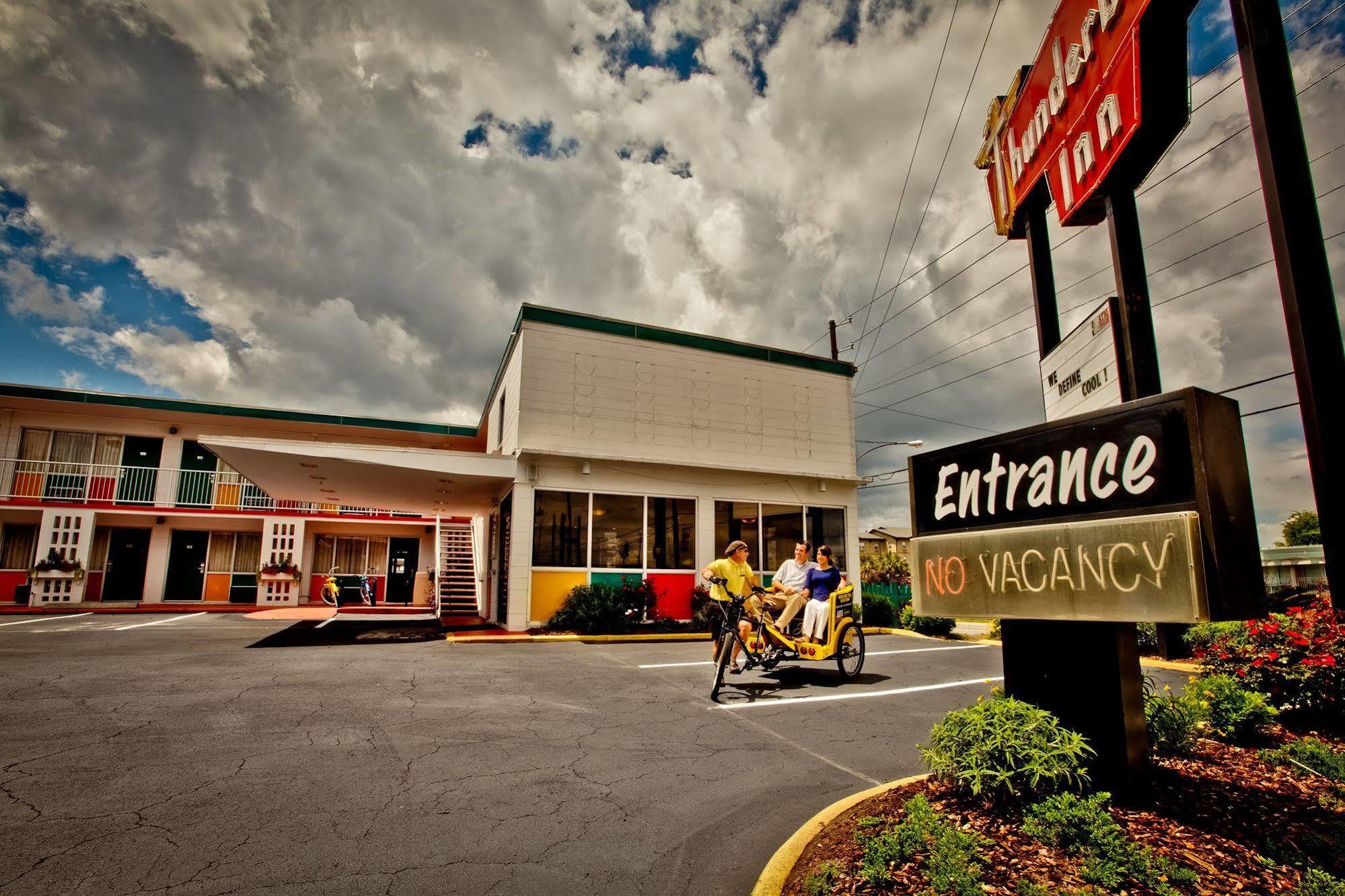 The Thunderbird Inn Savannah Exterior photo